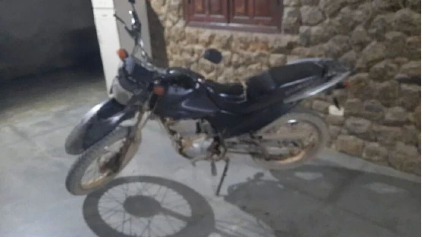 Homem é preso com drogas e moto clonada na zona rural de Ipaba