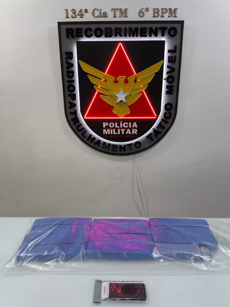 Enquanto monitoravam foragido, policiais prendem homem que recebeu mochila com barras de maconha