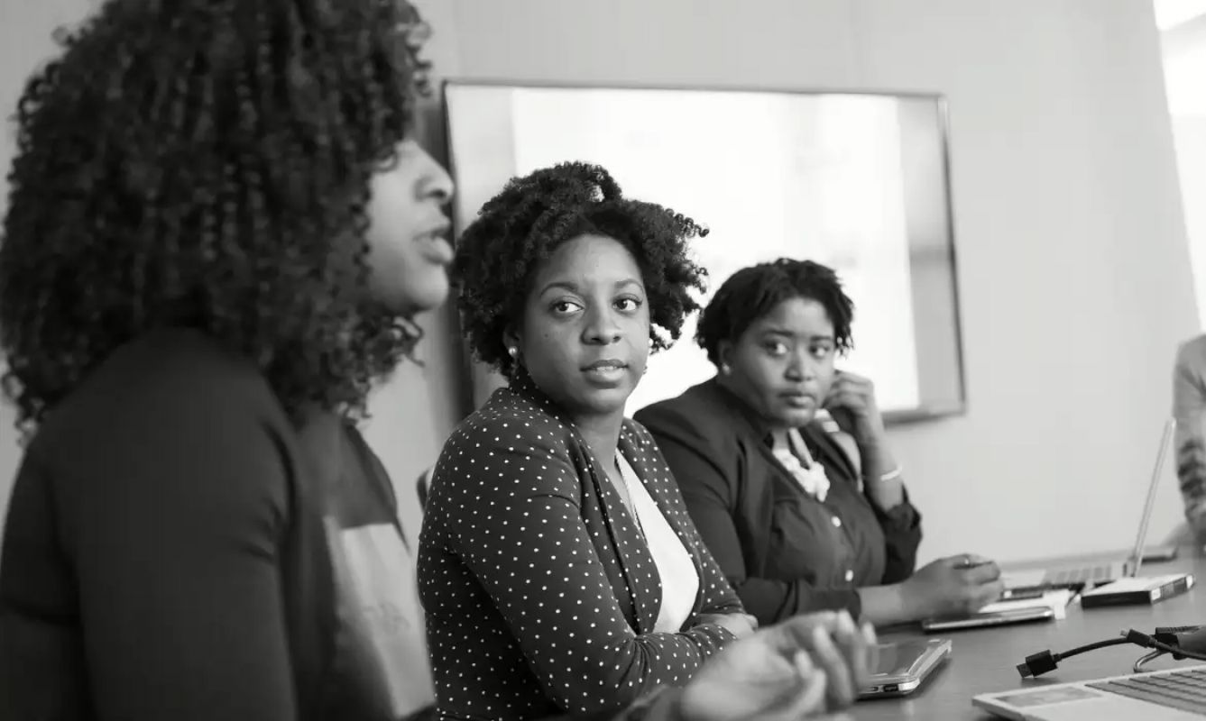 Estudo aponta que jovens mulheres negras seguem nos piores indicadores de trabalho em 2025