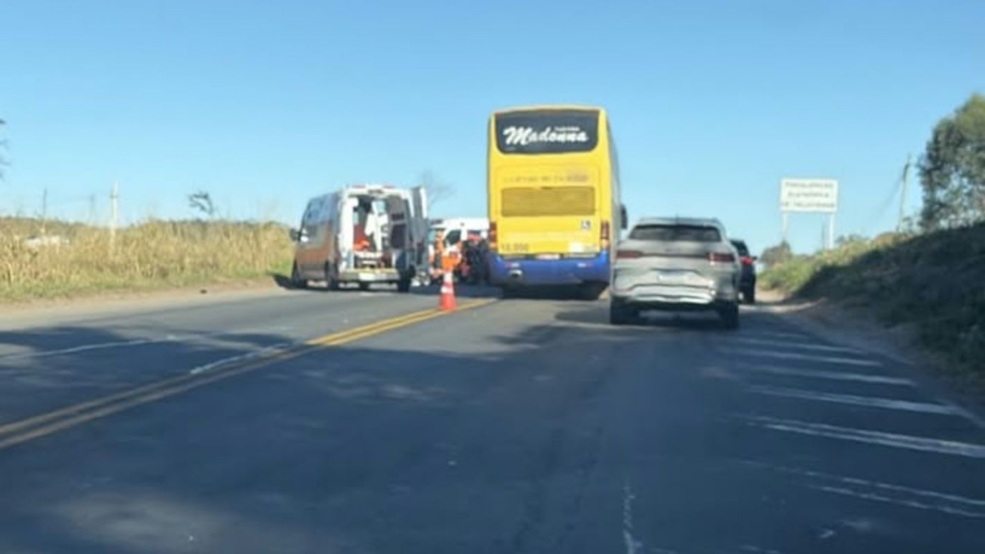 BR-381 é liberada após acidente entre ônibus e carro em Ravena, distrito de Sabará (MG)