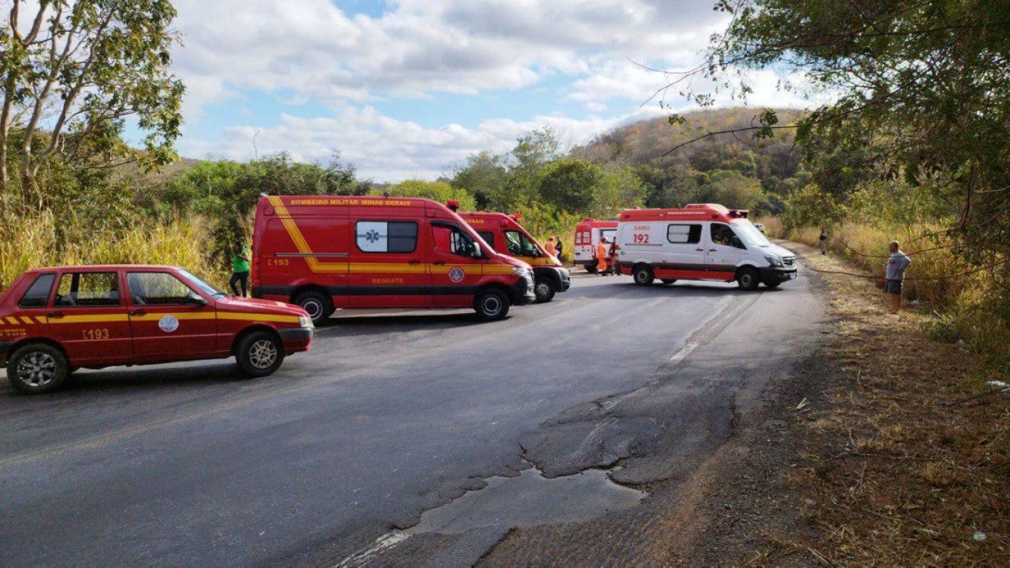 Ônibus com 48 passageiros tomba na BR-251 após carro invadir contramão