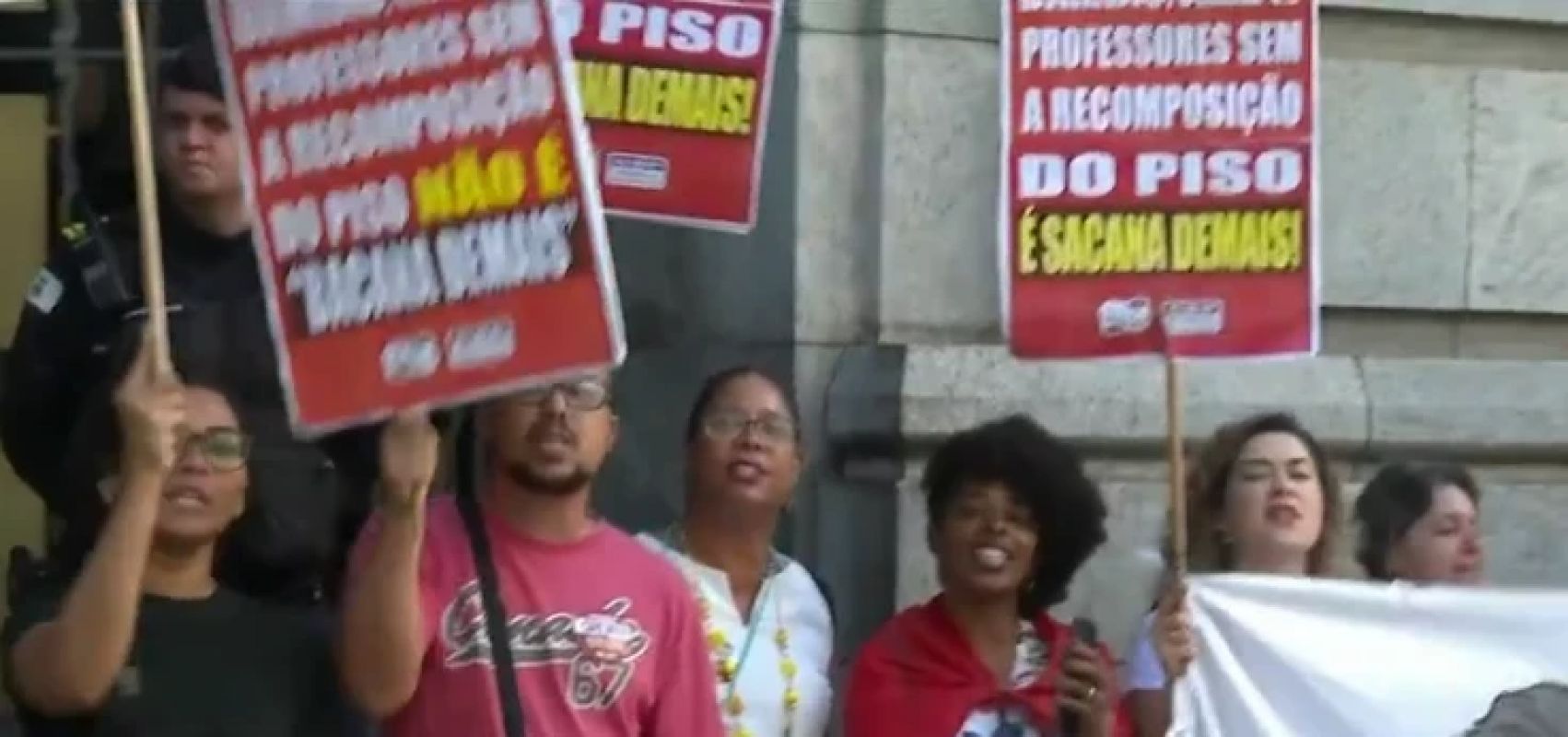 Professores de BH sofrem cortes de até 22% nos salários após greve