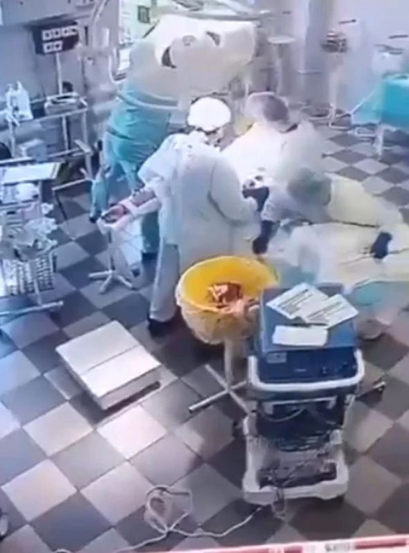 Terremoto de 8,8 na Rússia causa tsunami e médicos seguem cirurgia com hospital tremendo