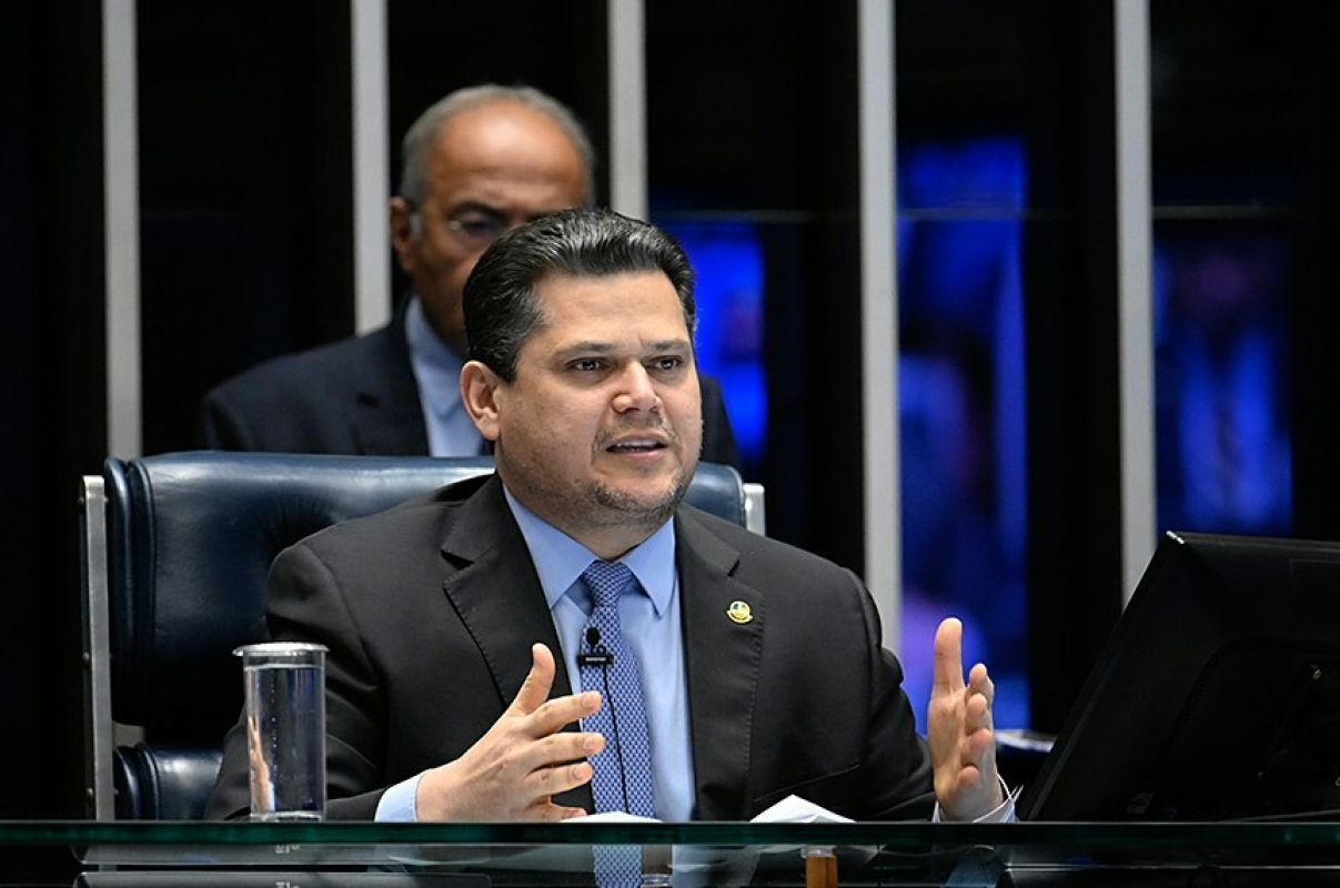 Alcolumbre muda o tom sobre PEC do fim da escala 6x1 e critica transição de 14 meses