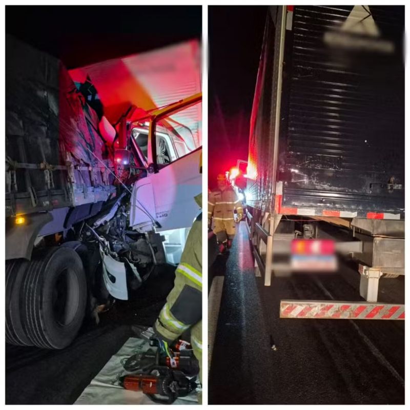 Caminhão carregado com móveis bate na traseira de carreta na BR-135 e motorista fica preso às ferragens