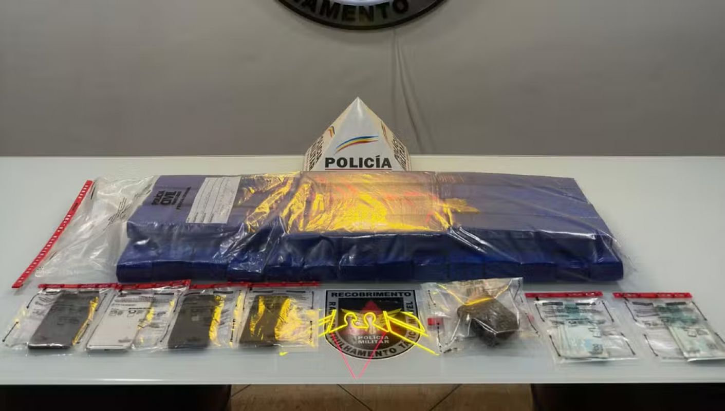 Dupla é presa com 25 barras de maconha em Governador Valadares