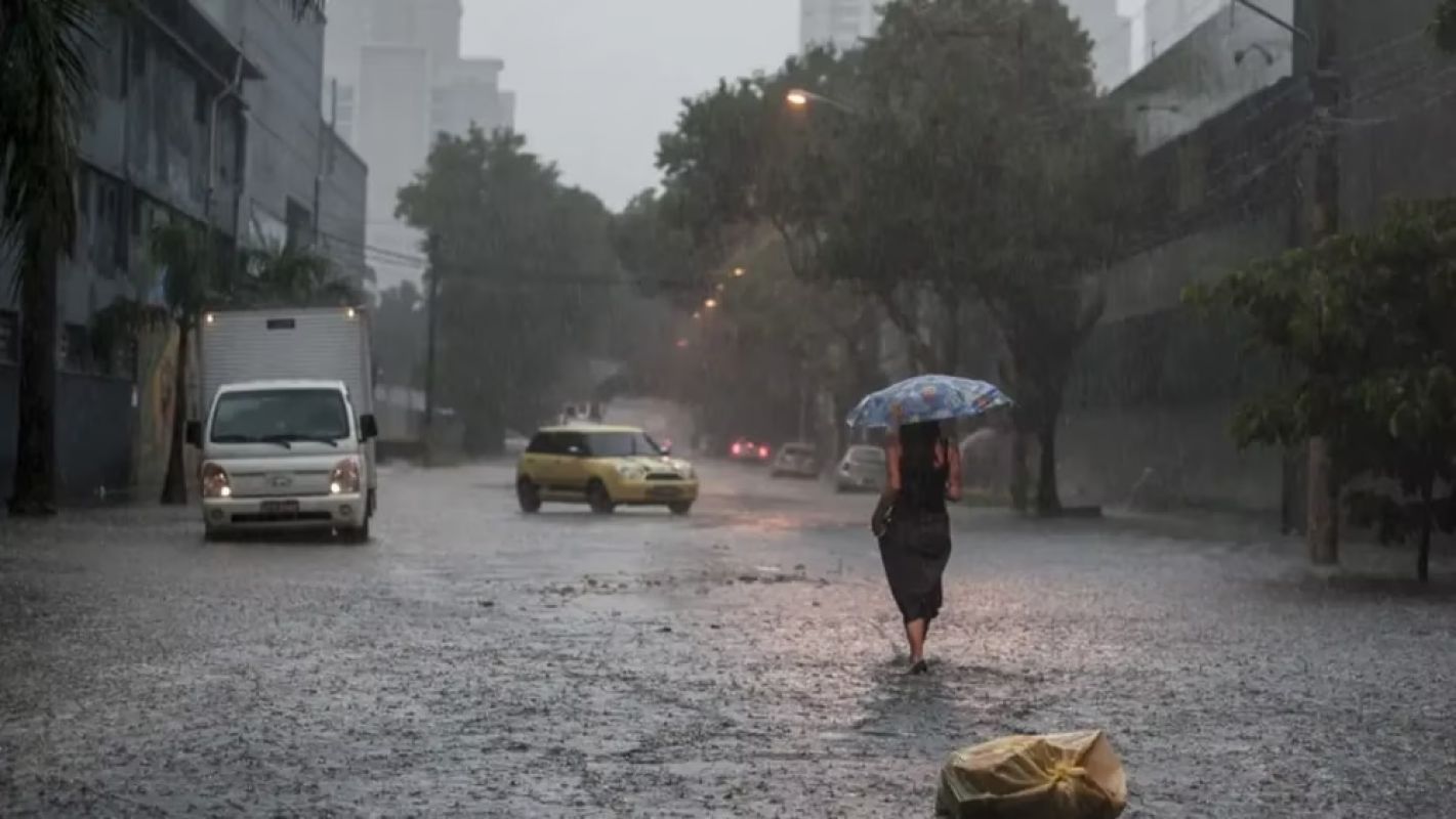  Inmet emite alerta vermelho de grande perigo para 53 cidades de MG por acumulado de chuva