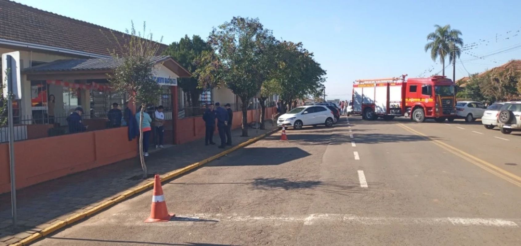 Adolescente invade escola e esfaqueia crianças; uma morreu
