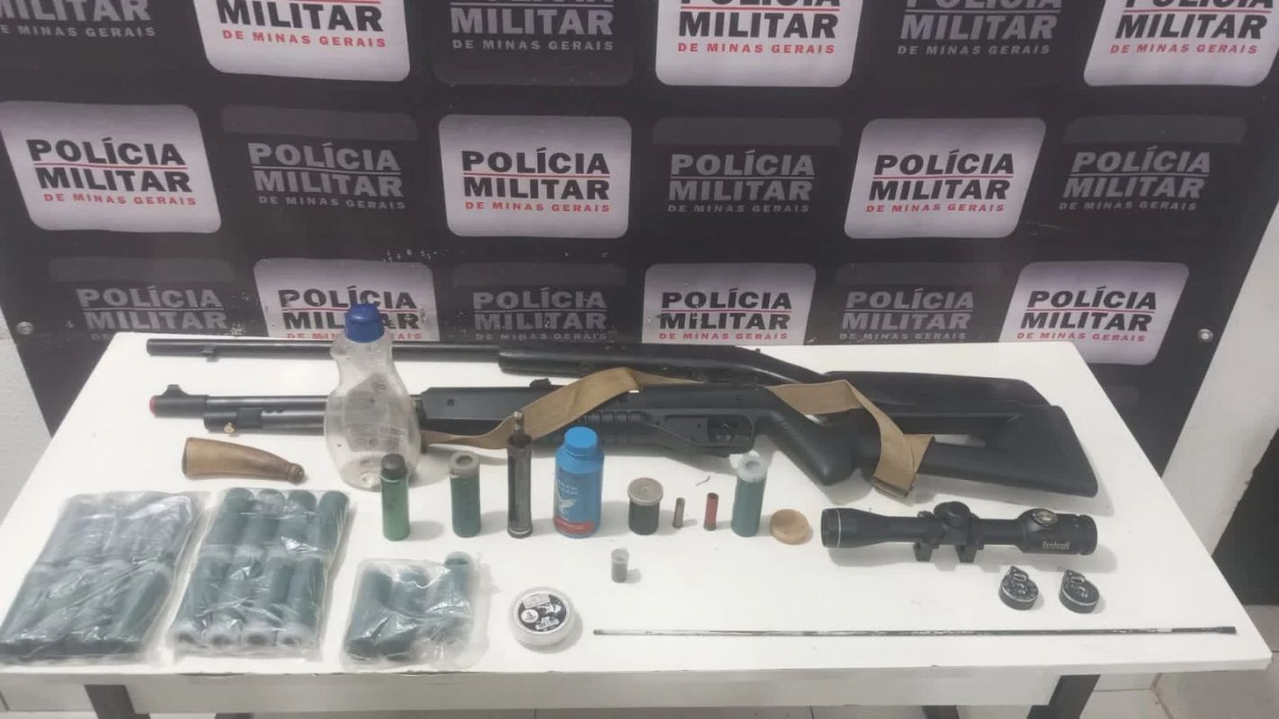Homem é preso com arsenal, drogas e aves silvestres em cativeiro