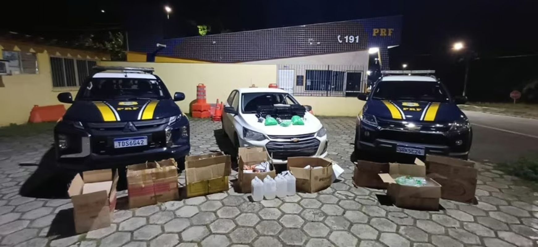 PRF apreende lança-perfume, maconha e ecstasy e prende motorista na BR-116 em Teófilo Otoni