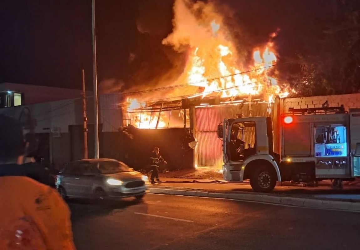 incêndio destrói galpão de distribuidora em João Monlevade