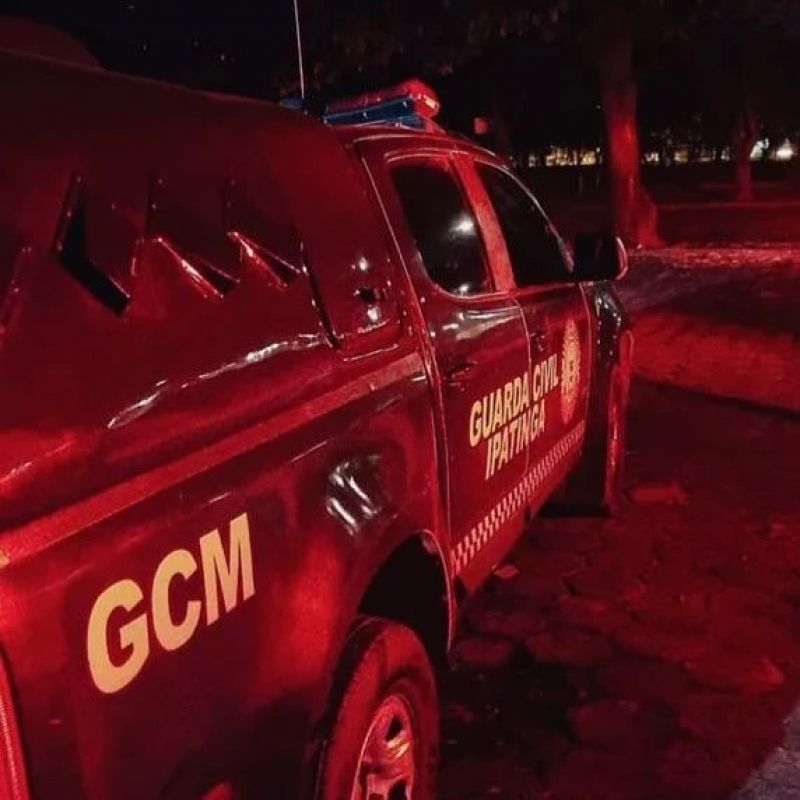 Suspeito com mandado é preso após denúncia de uso de drogas em terreno no centro de Ipatinga