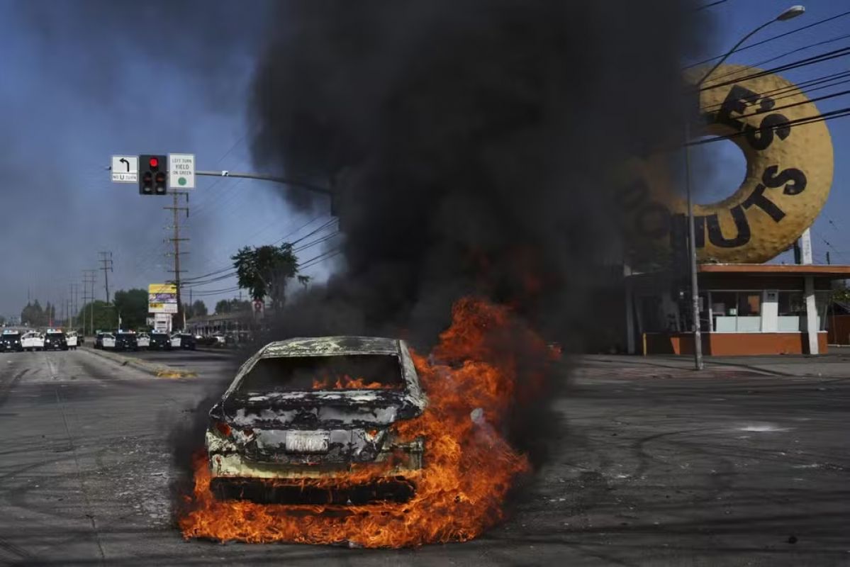  Trump envia Guarda Nacional a Los Angeles, contra vontade do governador, para conter protestos