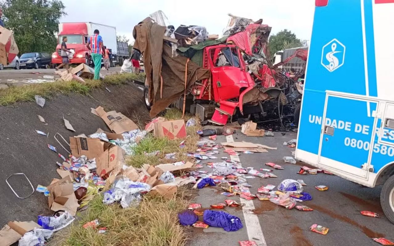 Batida entre caminhões deixa dois mortos na BR-116; cargas foram saqueadas