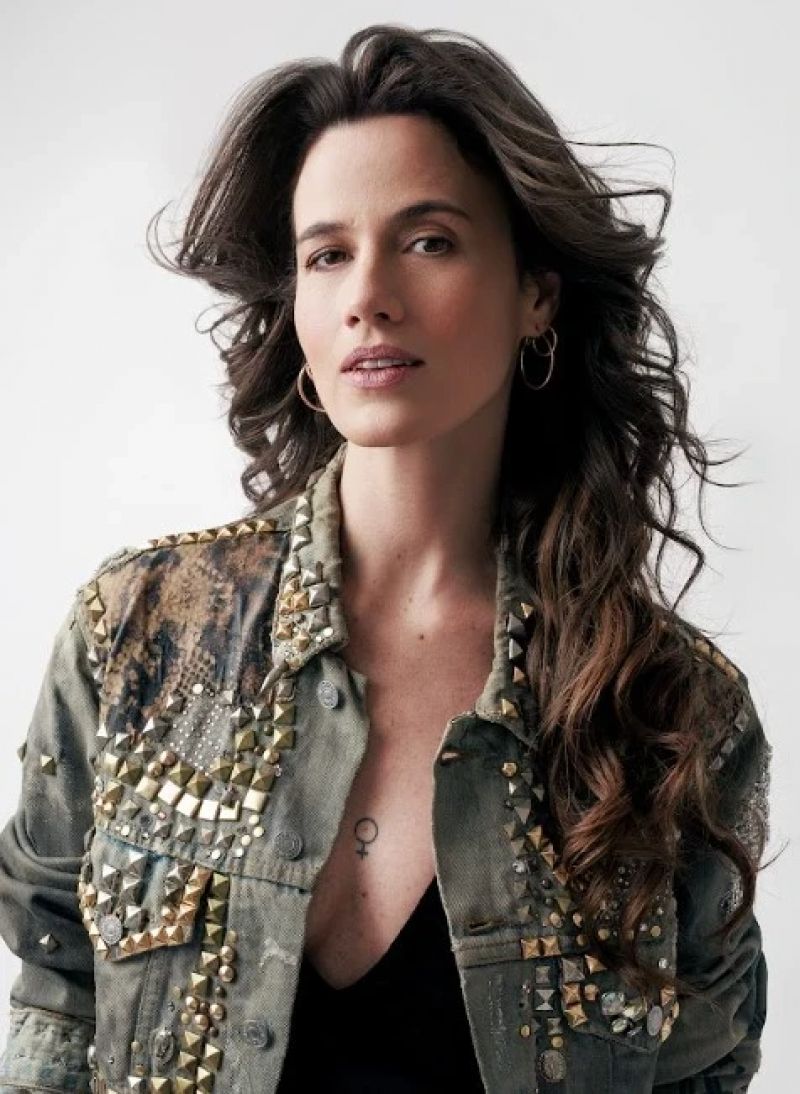Ana Cañas apresenta show intimista no Teatro Usiminas em Ipatinga