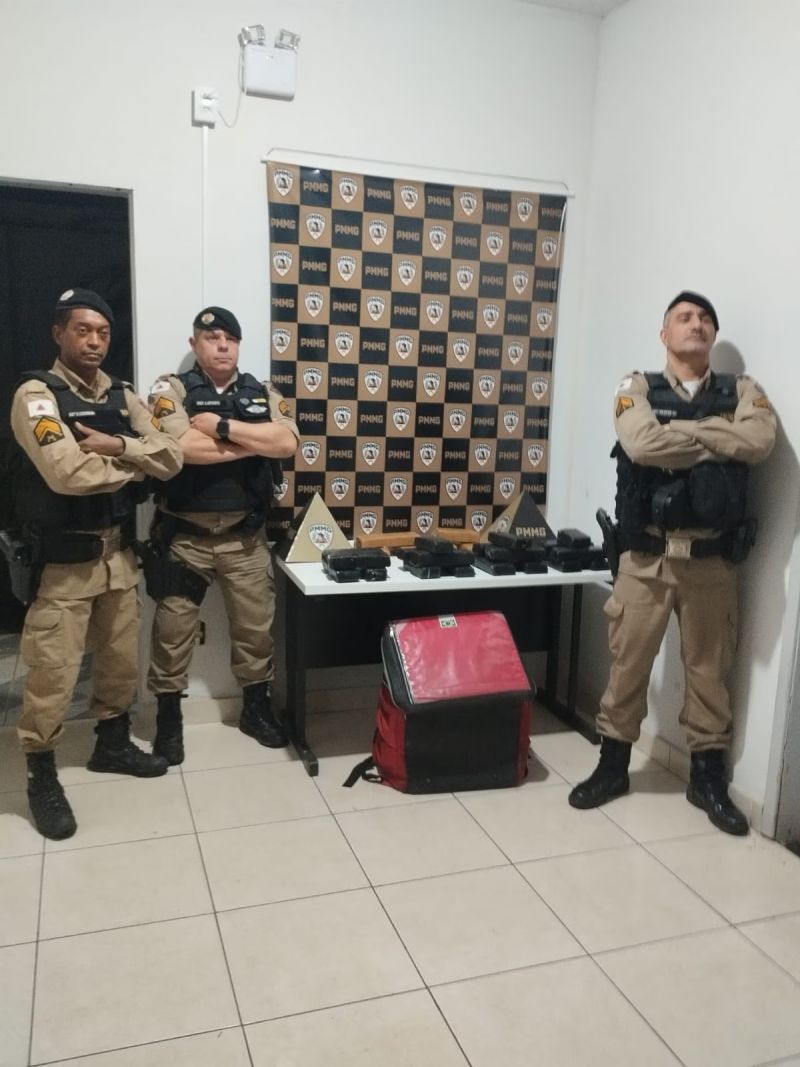  Jovem é preso com 25 barras de maconha em mochila de delivery em Timóteo