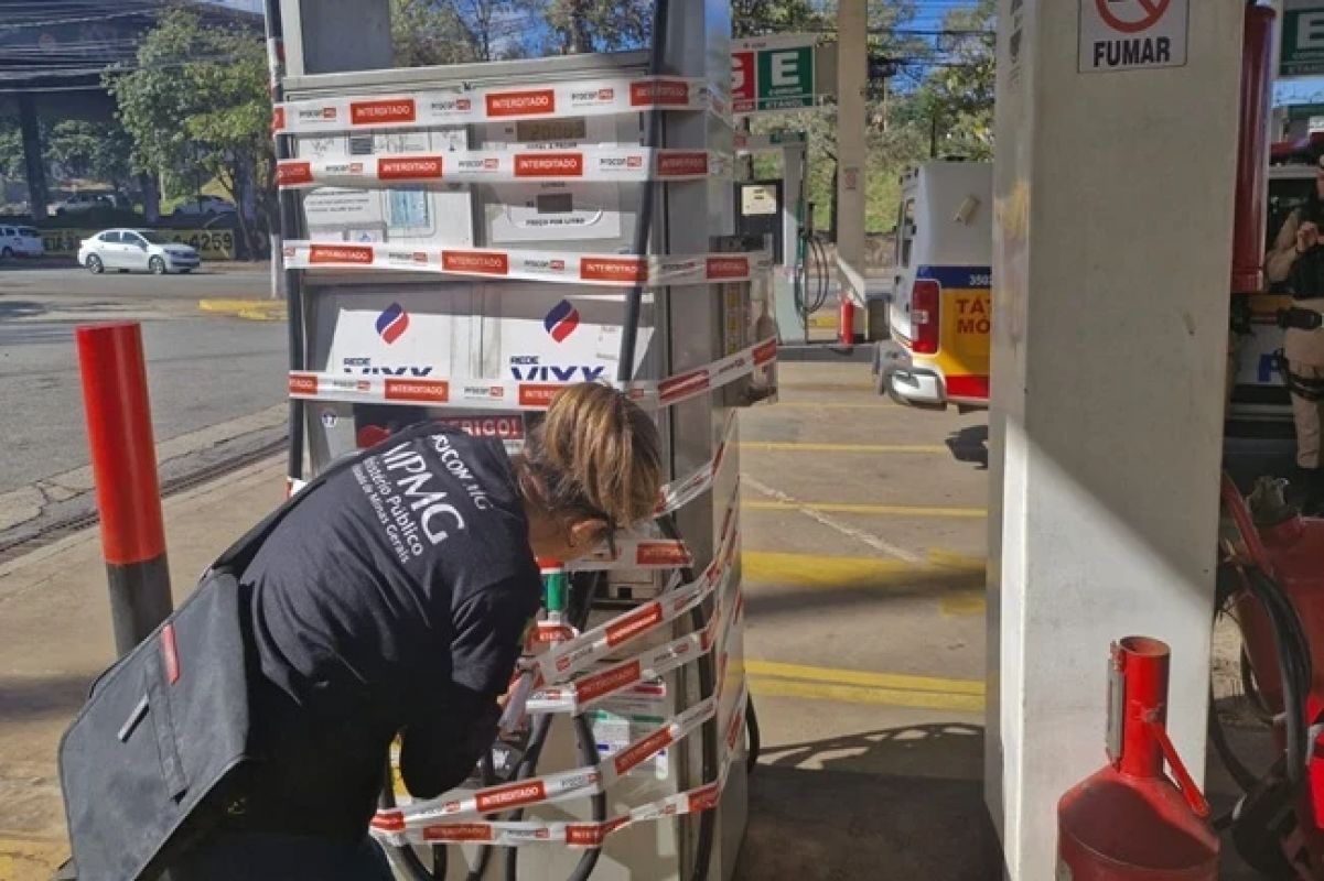Quatro postos são interditados em BH por vender combustível adulterado