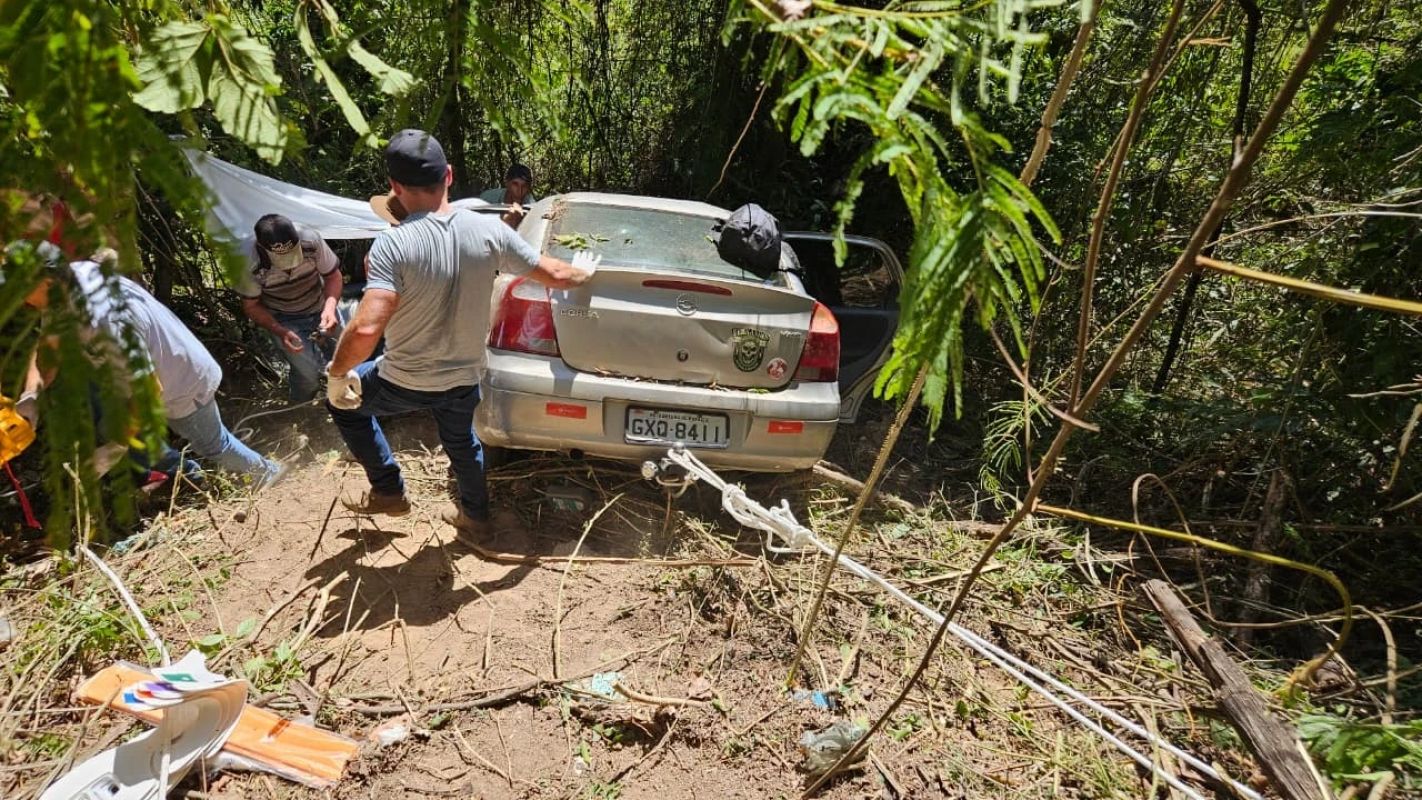 Policial penal e passageiro ficam feridos após carro cair em ribanceira em Mesquita