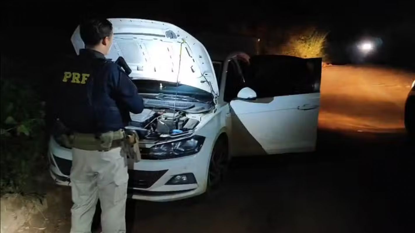 Homem sequestrado é encontrado amarrado no porta-malas de carro roubado após perseguição na BR-116, em MG