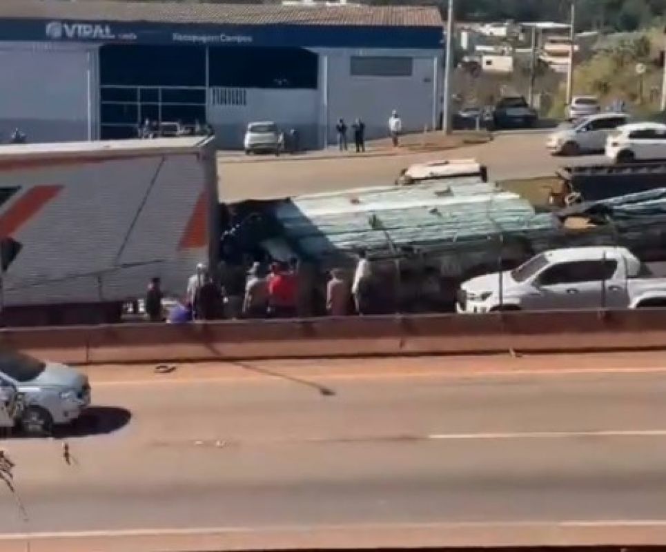Engavetamento interdita BR-381 em Igarapé e deixa uma pessoa em estado grave