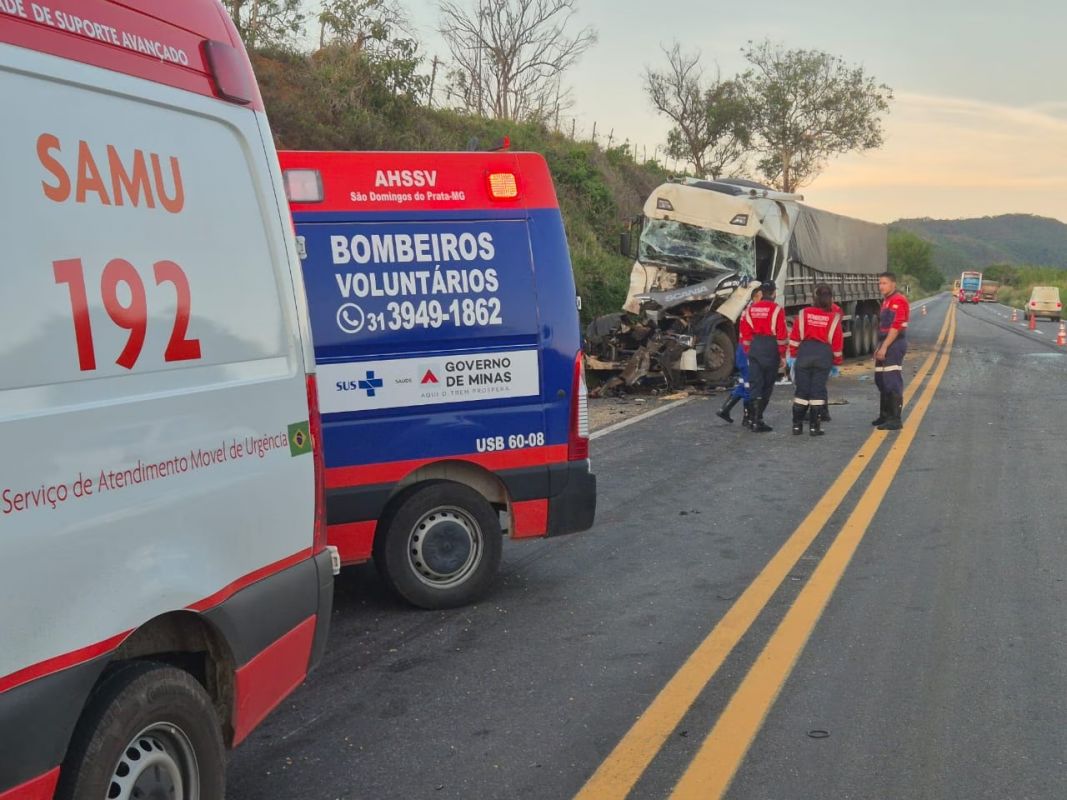 Vídeo: motorista morre em colisão entre carretas na BR-262, em São Domingos do Prata