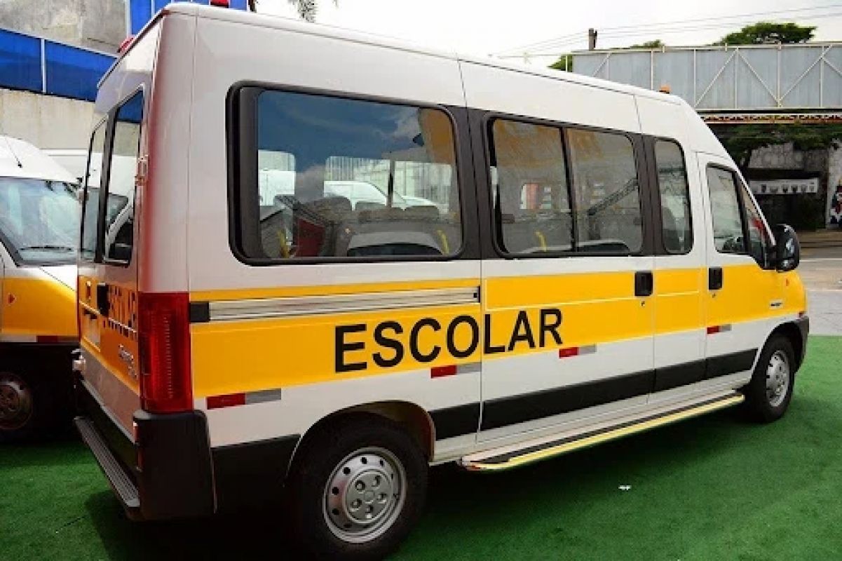 Motorista de van escolar é preso por abuso de menor em Valadares; van foi incendiada por moradores