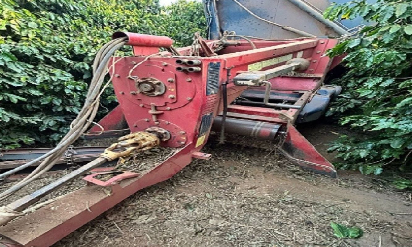 Idoso morre ao ser sugado por colheitadeira durante colheita de café em MG