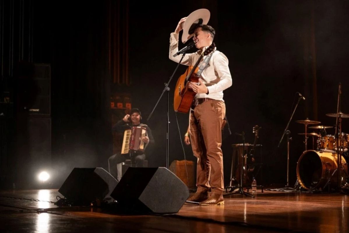Cantor ipatinguense Hyuri Luna grava DVD ao vivo na Festa do Produtor Rural de Bugre