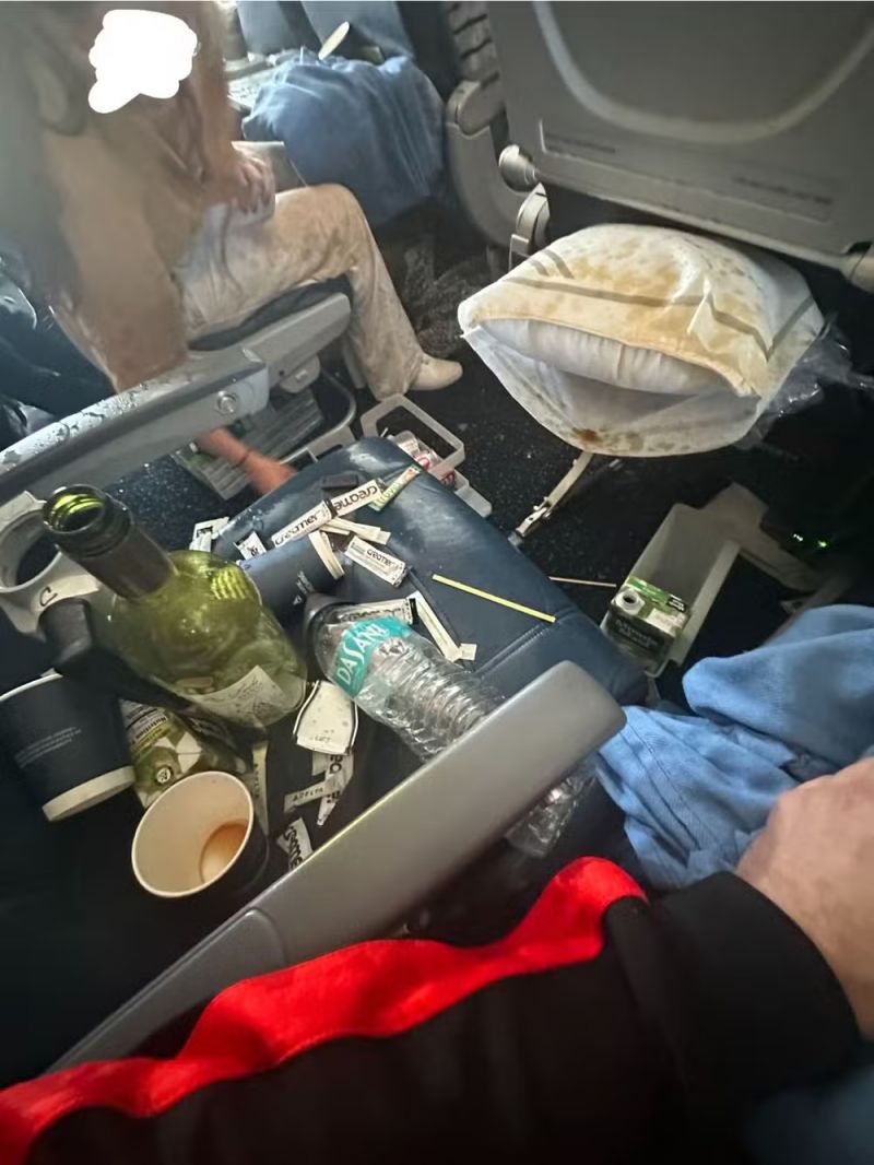 Passageiro mostra caos na cabine de voo onde 25 ficaram feridos após forte turbulência nos EUA