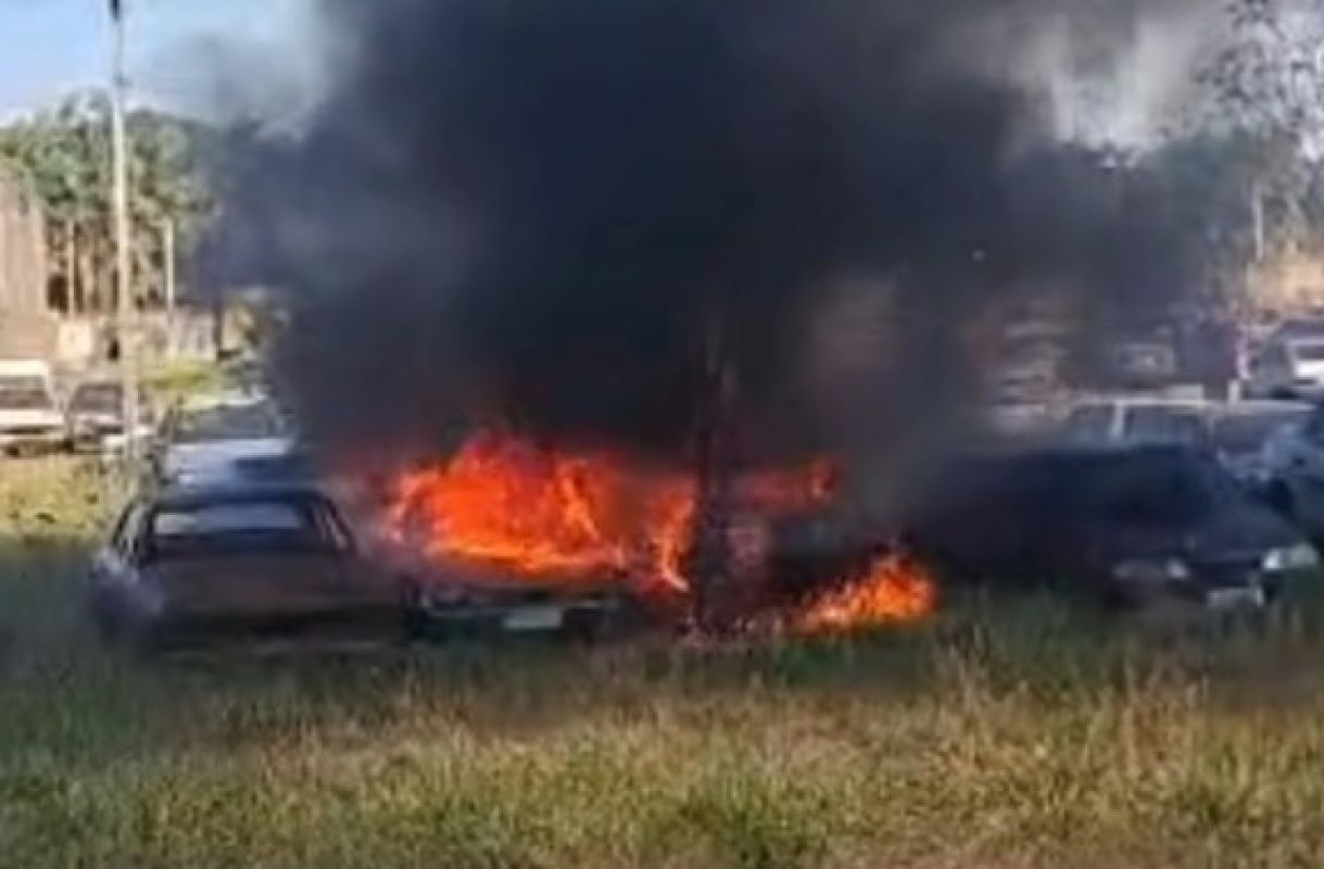 Incêndio destrói 28 carros em pátio de veículos no Jardim Canaã, em Uberlândia