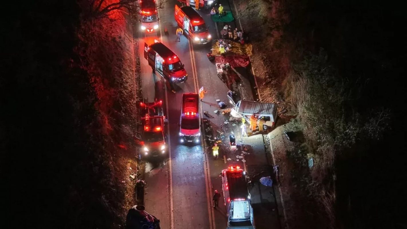 Colisão entre carro e van deixa quatro mortos e 16 feridos na BR-452 em Uberlândia