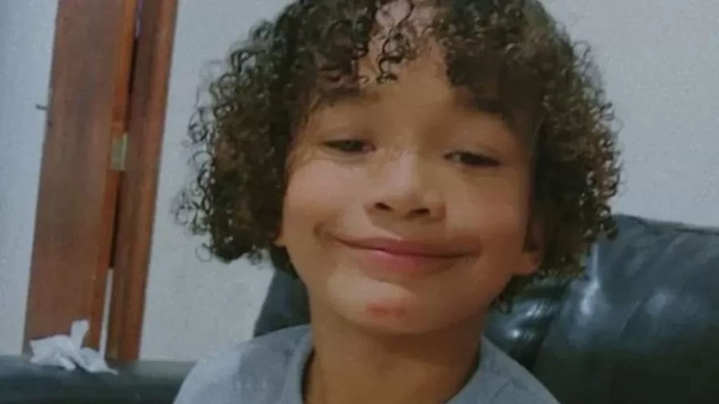 Condutor inabilitado de van que atropelou e matou menino de 8 anos comparece à delegacia