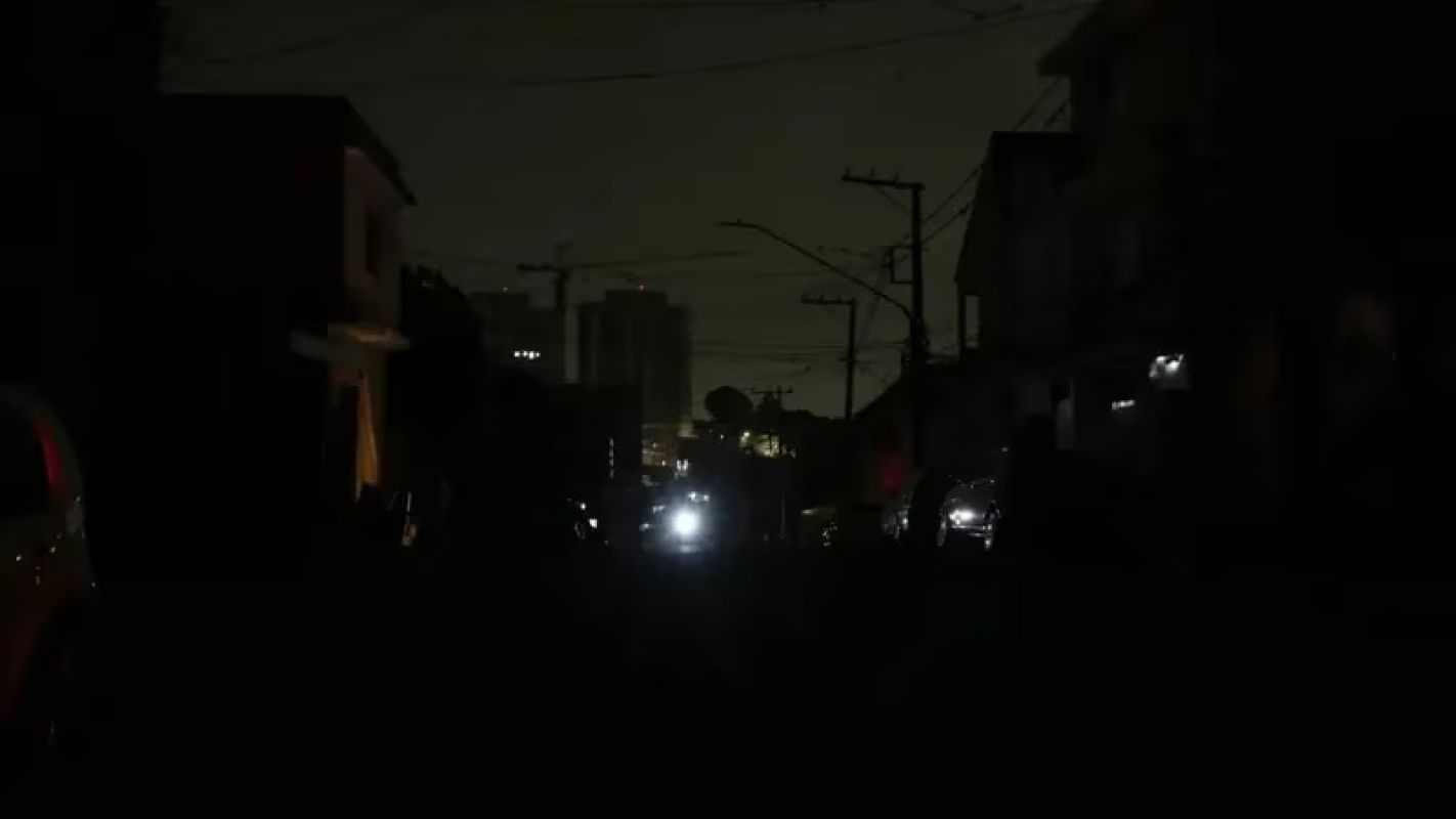 Apagão em SP deixa mais de 1,5 milhão de imóveis sem energia e causa caos na capital