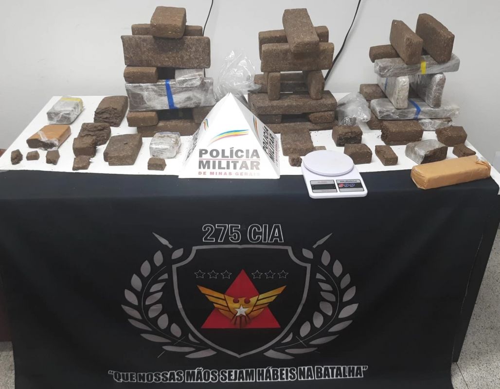Mulher é presa com mais de 30 barras de drogas dentro de casa em Coronel Fabriciano
