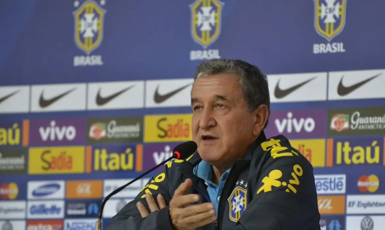 Parreira apresenta melhora, mas segue na UTI no Rio respirando com ajuda de aparelhos