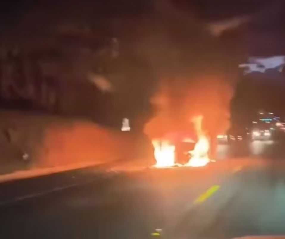 Engavetamento com quatro veículos incendeia carro na BR-116 entre Caratinga e Ubaporanga