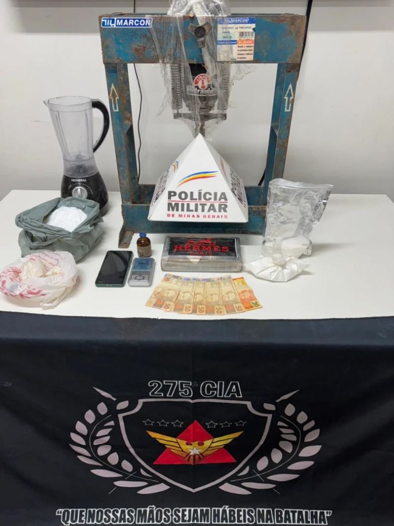 Idoso é preso com tonel enterrado repleto de drogas em Coronel Fabriciano