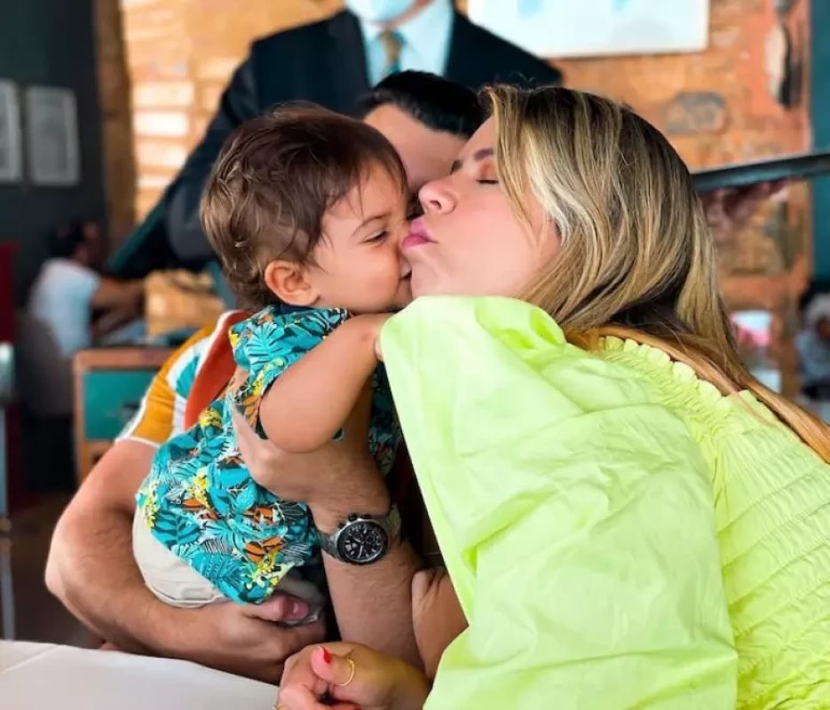 Mãe de Marília Mendonça se emociona ao ouvir neto falar da saudade da cantora