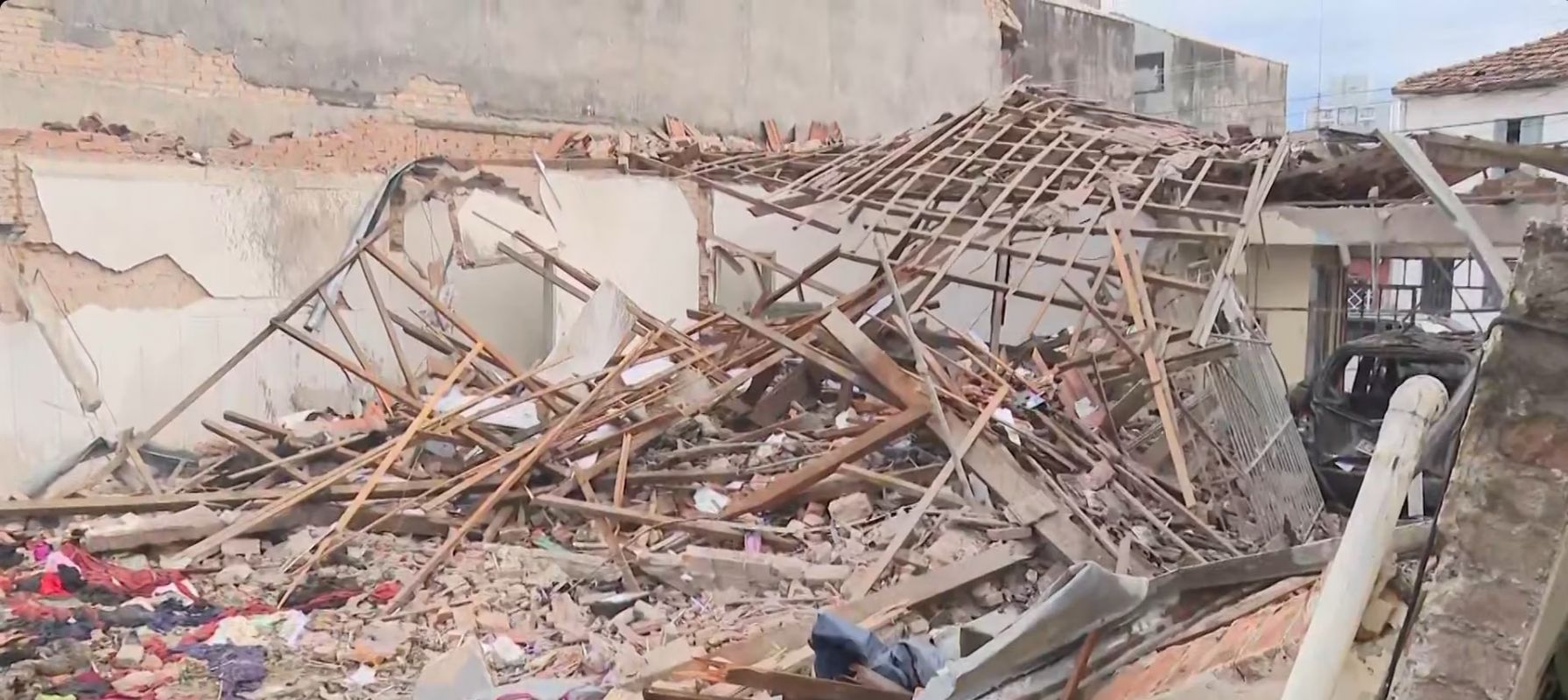  destruição deixada por explosão de depósito de fogos de artifício em São Paulo