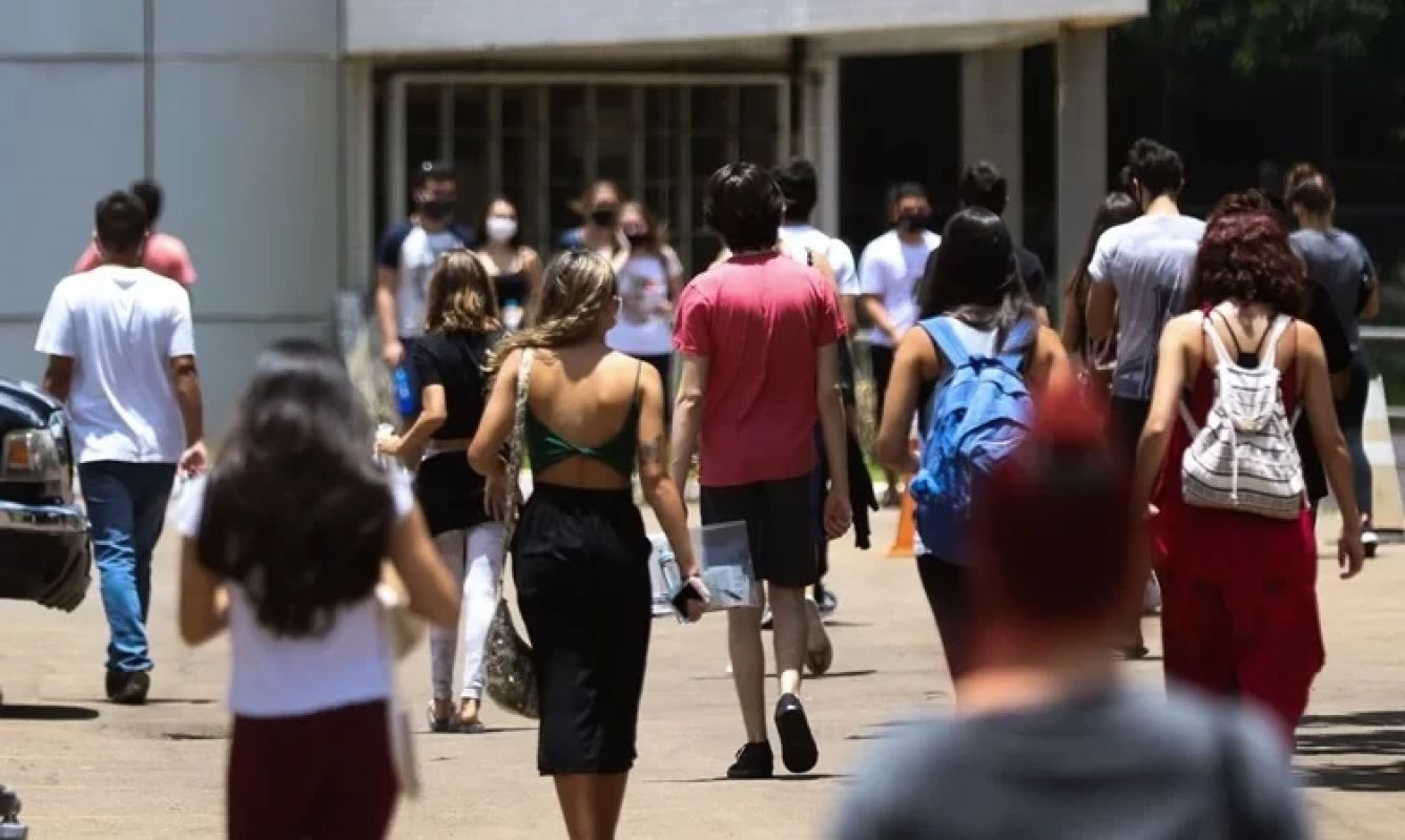 Matrículas caem nas faculdades privadas em 2025 com forte queda na EAD