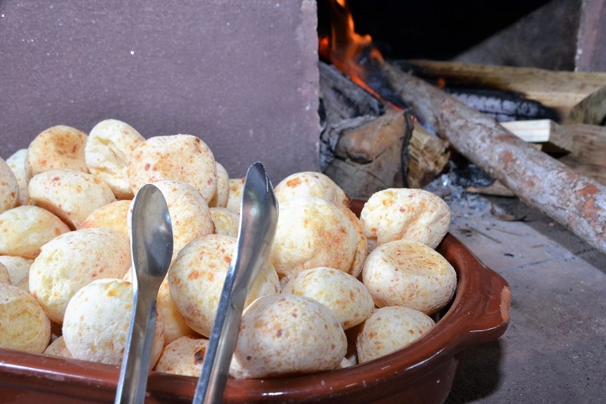 Menina morre após lanche com bolo e pão de queijo em Minas