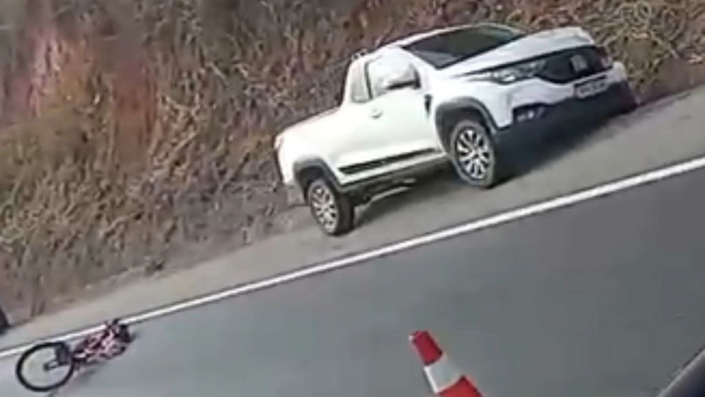 Vídeo: Ciclista morre após ser atropelado por carro na BR-381 entre Naque e Periquito