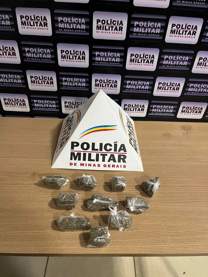 Jovem foge da polícia e abandona drogas em Caratinga
