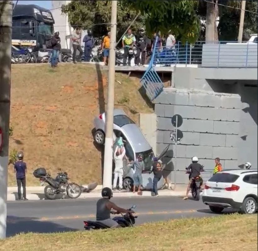 Carro cai de viaduto e criança é resgatada em Coronel Fabriciano