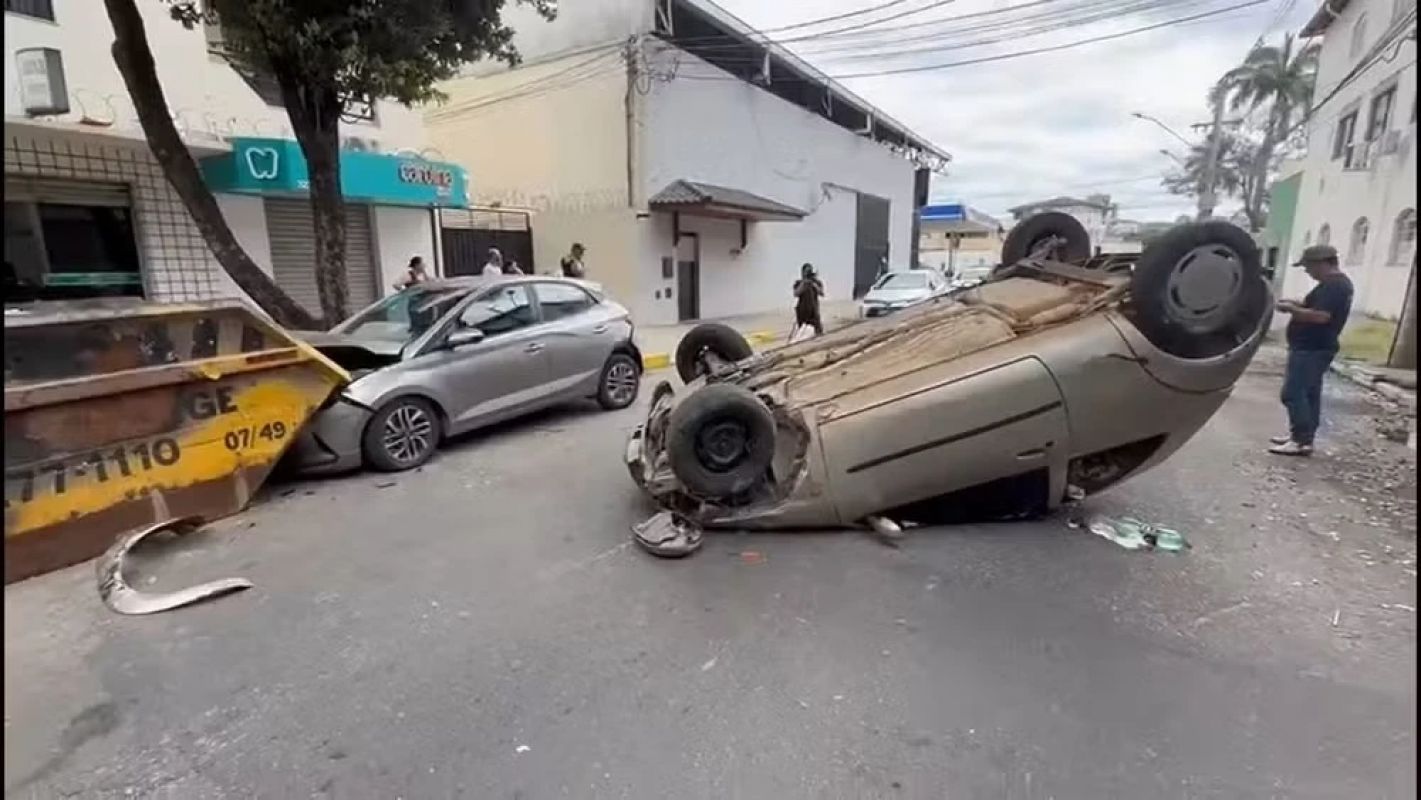 Motorista embriagado capota carro após bater em veículo estacionado em Governador Valadares