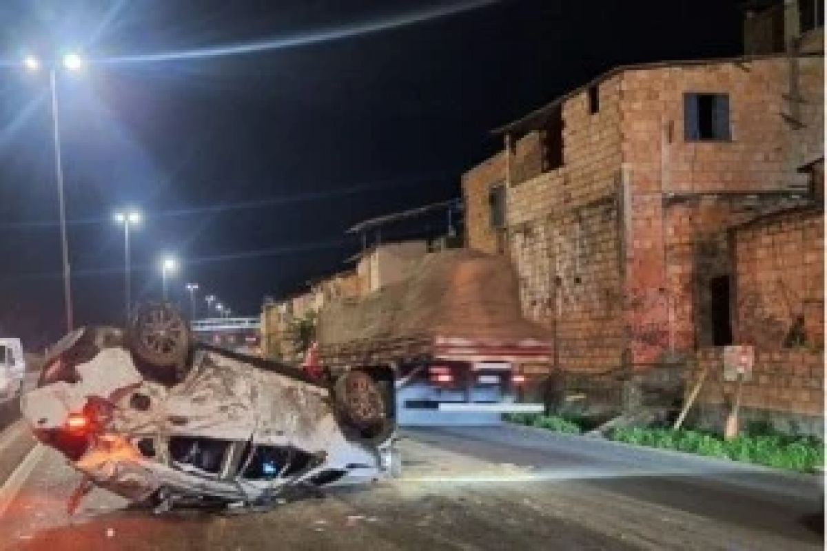 Mulher morre após ser arremessada de carro em capotamento no Anel Rodoviário de BH