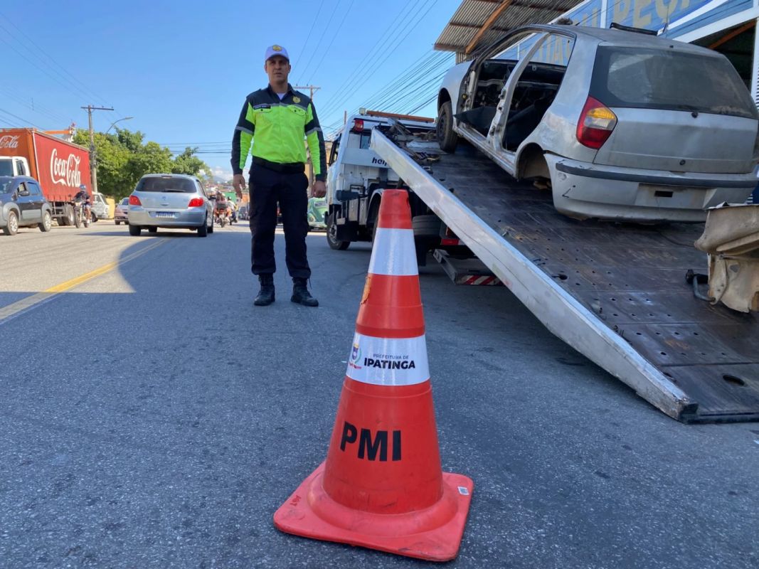 Ipatinga remove 17 veículos abandonados em operação nas ruas da cidade