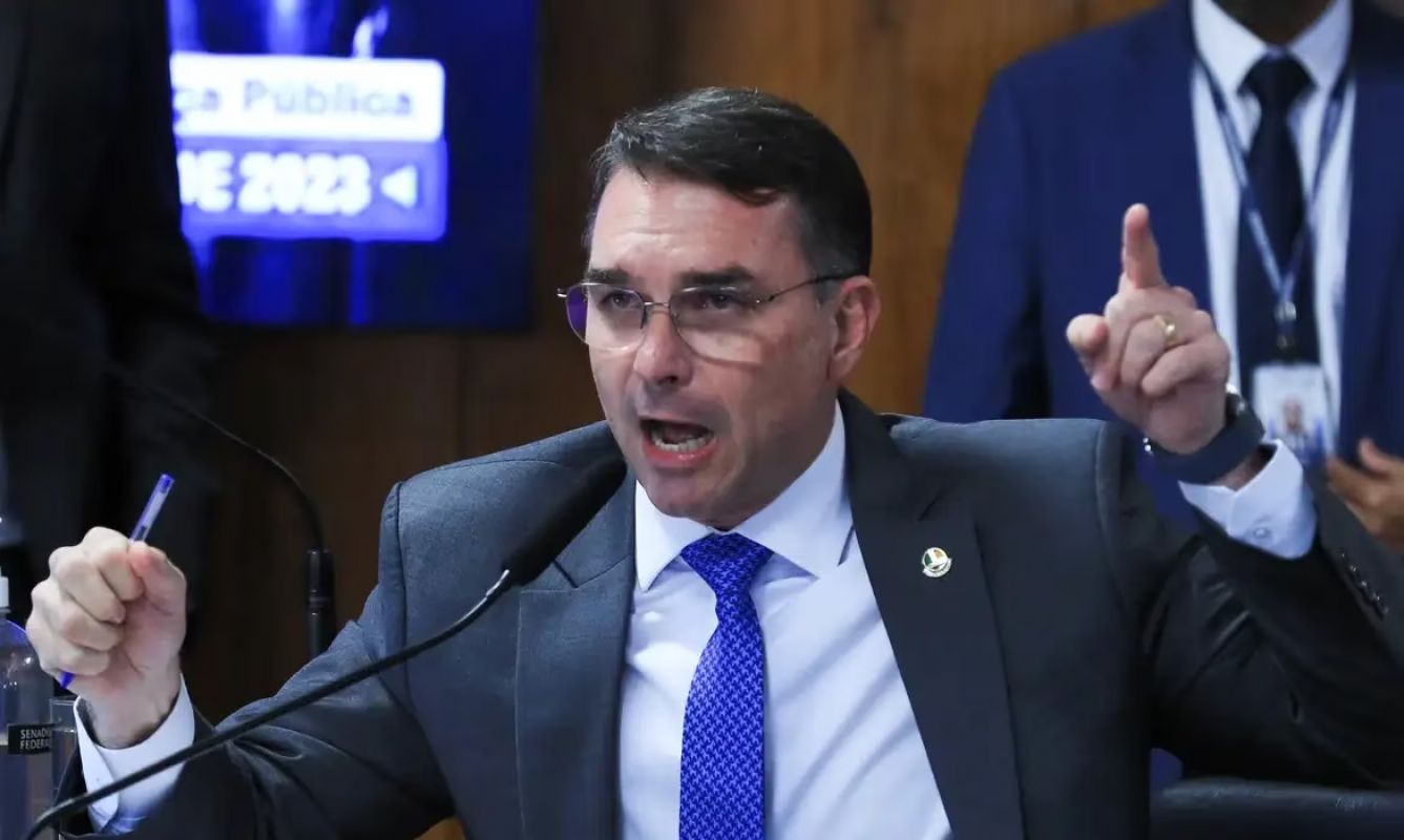 Flávio Bolsonaro fala em 'preço' para deixar disputa presidencial e reforça defesa de anistia a Jair Bolsonaro