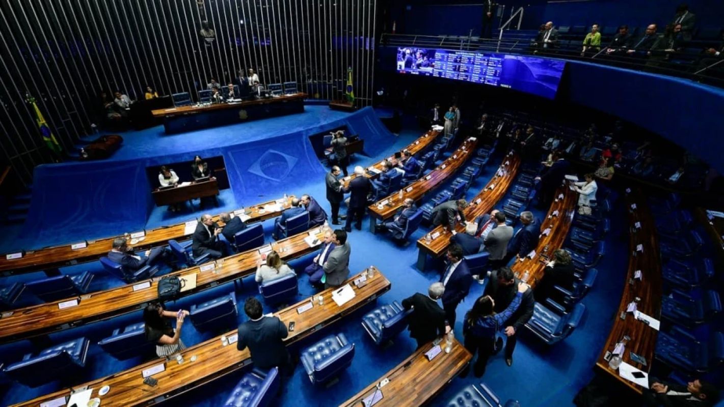 PEC que extingue reeleição enfrenta impasse no Senado