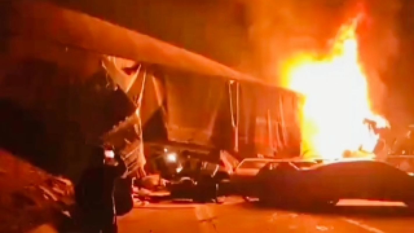 Colisão entre três caminhões provoca incêndio e interdita a BR-381 em Bom Jesus do Amparo